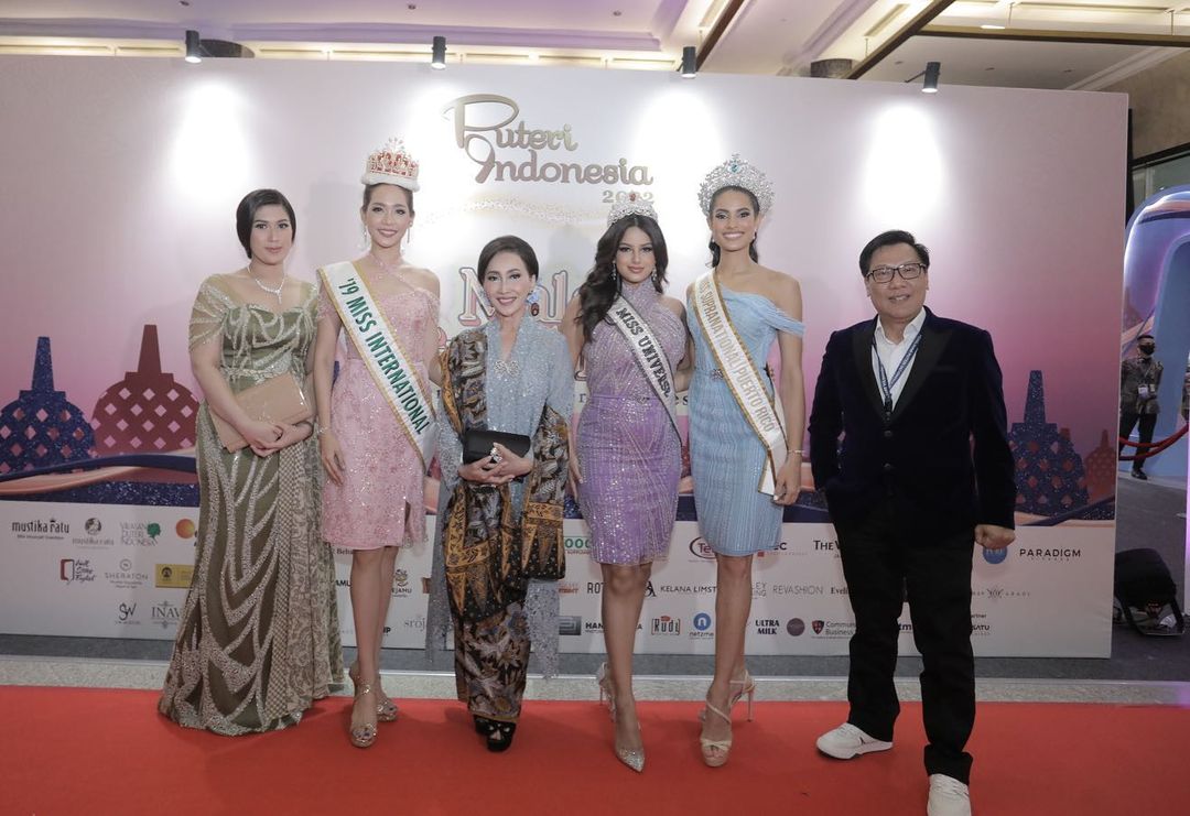 Tiga Ratu Dunia Dan 44 Finalis Putri Indonesia 2022 Gunakan Make Up Mustika Ratu Beauty Queen