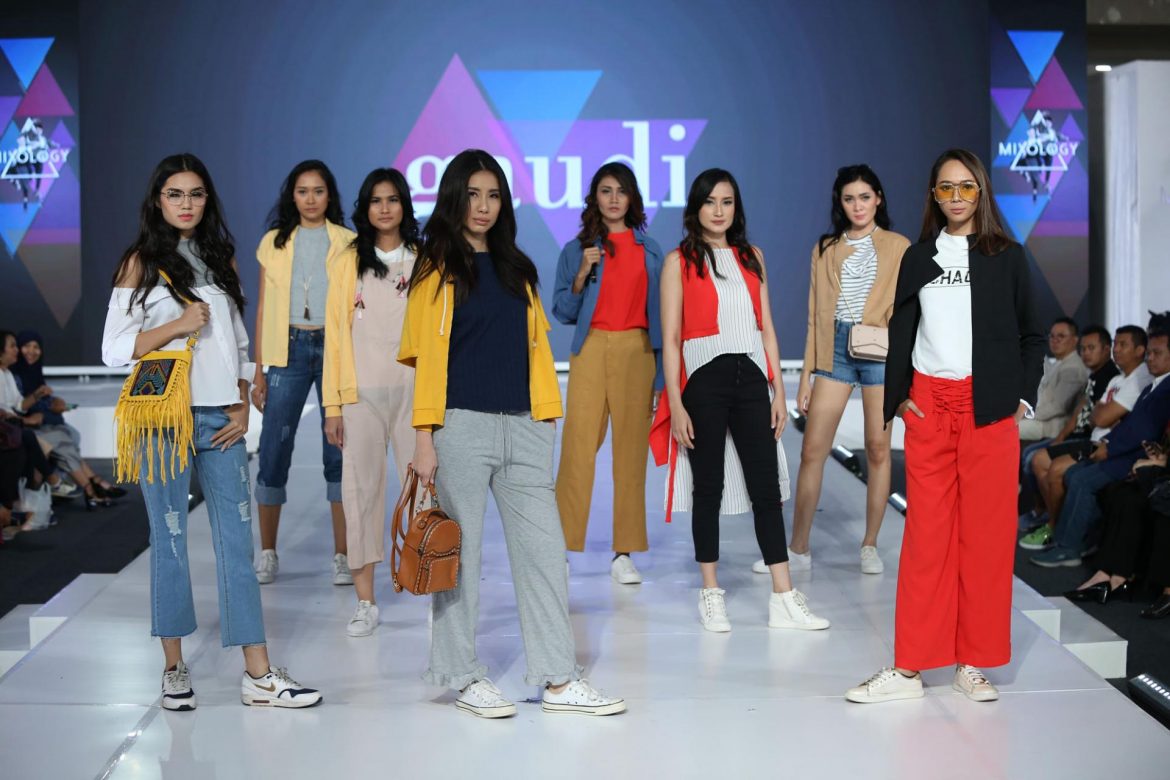JFF 2018 Hari Kedua Hadirkan Koleksi  Warna-Warna Fresh, Dinamis Hingga Fashion Urban