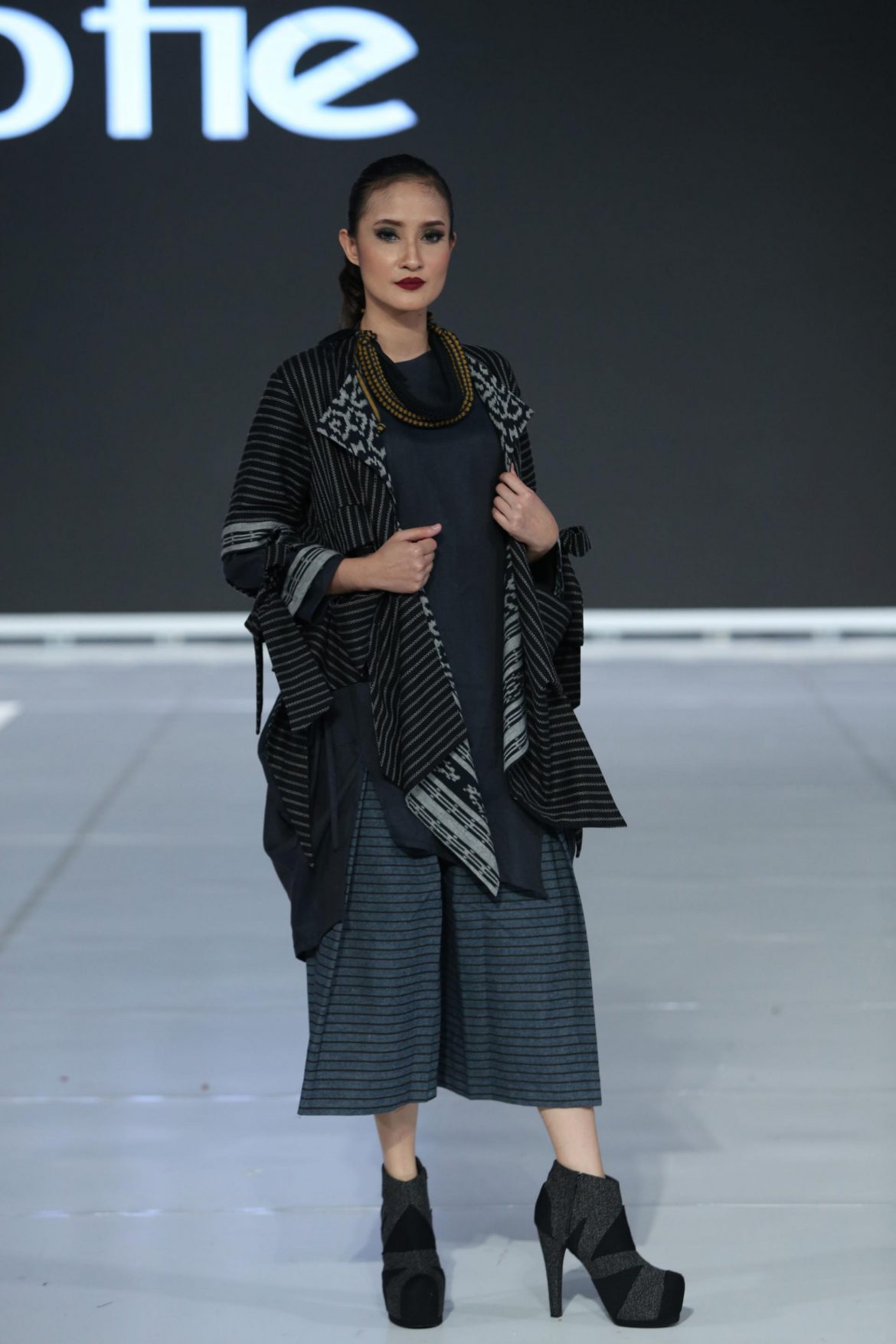 Sesi  Kedua JFF 2018 “Ethnique Rhapsody”, Tampilkan Tenun dan Kain Nusantara