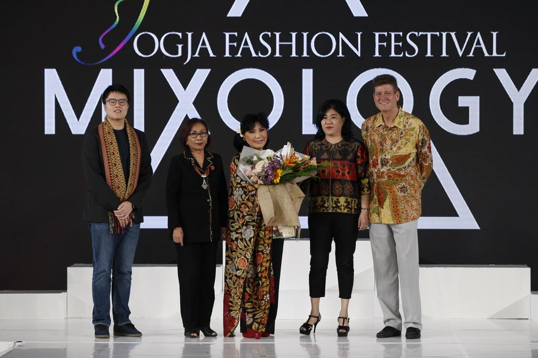 Indonesia Mahardika, Karya Anne Avantie di Penutupan  JFF 2018