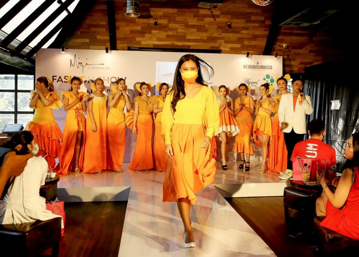 Gelar Fashion Show Tunggal Bertemakan “Senja”, Desainer Muda Migi Rihasalay Tampilkan 12 Koleksi Terbaru
