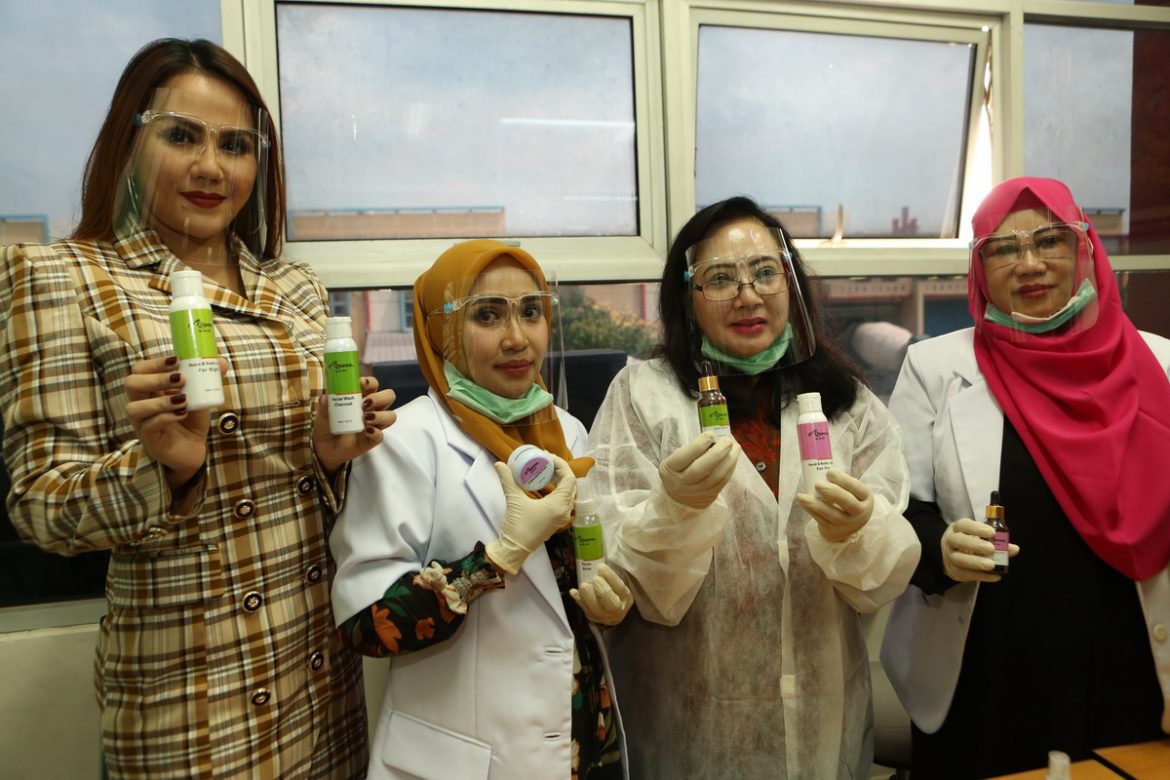 Queen Beauty Clinic dan Nita Thalia Kunjungi Pabrik D’Queena Cosmetic